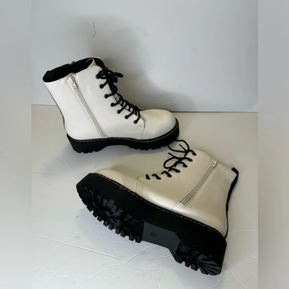 ‏Wild Pair  Womens Arriele Leather white Ankle Boots size 10M new